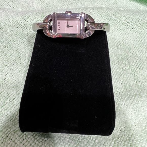 💯% Authentic GUCCI watch womens - Picture 3 of 7